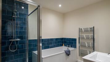 Bathtub, towels