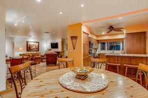 Interior - Spacious & luxurious dog-friendly home w/private pool spa & outdoor heated pool (Palm Springs)