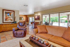 TV, fireplace, DVD player - Spacious & luxurious dog-friendly home w/private pool spa & outdoor heated pool (Palm Springs)