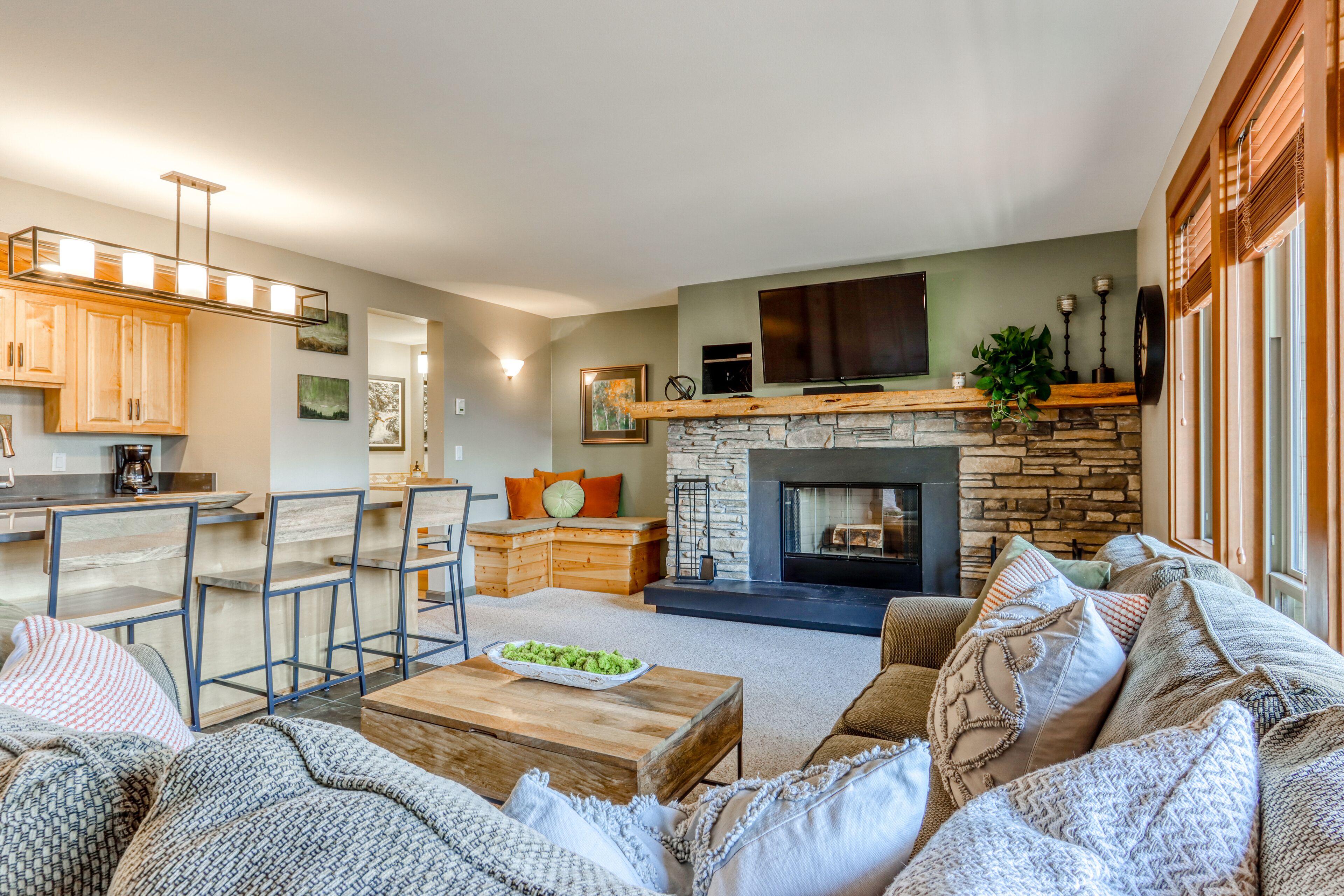 Beautiful Bend home with shared pools & hot tubs + free WiFi - close to hikes!