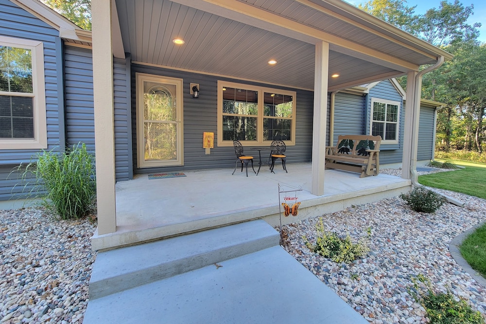 Beautiful new house 5 min from Sand Valley Golf and 45 min from Wisconsin Dells