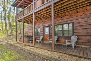Terrace/patio - Mel's Cabin - Cozy cabin with 2 decks, hot tub and ping pong! (Blue ridge)
