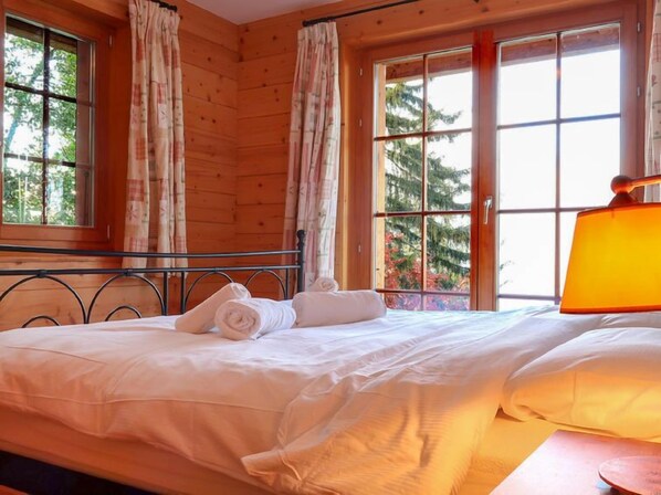 4 bedrooms, desk, free Internet