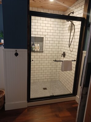 Douche, sèche-cheveux, serviettes fournies, savon
