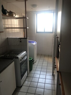 Micro-ondas, cafeteira/chaleira, talheres/pratos/utensílios de cozinha