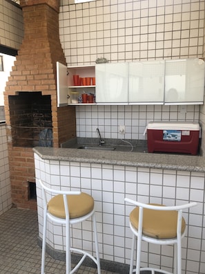 Micro-ondas, cafeteira/chaleira, talheres/pratos/utensílios de cozinha