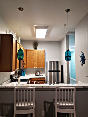 Kjøleskap, mikrobølgeovn, ovn og kokeplater