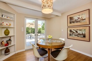 Dining - Mountain view home with private pool, spa & firepit - walk to dining/shopping (Palm Springs)