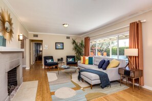 TV, fireplace, books - Mountain view home with private pool, spa & firepit - walk to dining/shopping (Palm Springs)