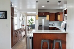 Refrigerador, microondas, horno y parrilla de estufa 