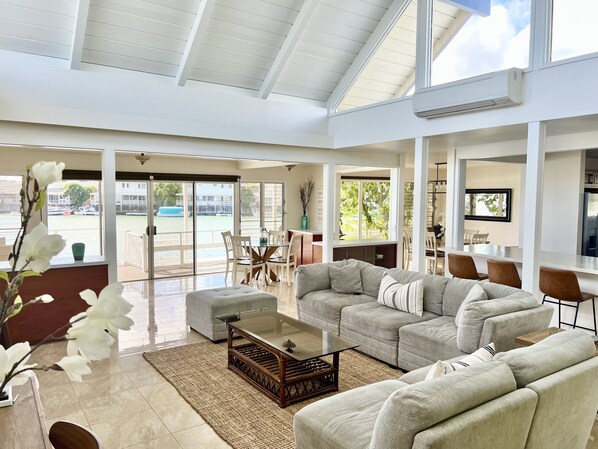 Smart TV, libros y impresora 