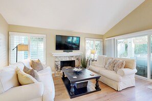 Fernseher, Kamin, Tischtennisplatte, Bücher