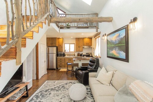 PROMO 5% WEEKLY AND 10% MONTHLY DISCOUNT!
Mountain Cabin, conveniently located.