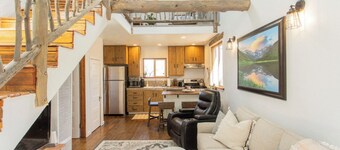 PROMO 5% WEEKLY AND 10% MONTHLY DISCOUNT!
Mountain Cabin, conveniently located.