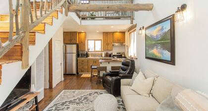 PROMO 5% WEEKLY AND 10% MONTHLY DISCOUNT!
Mountain Cabin, conveniently located.