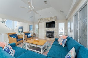 Télévision à écran plat, cheminée, lecteur de DVD, baby-foot