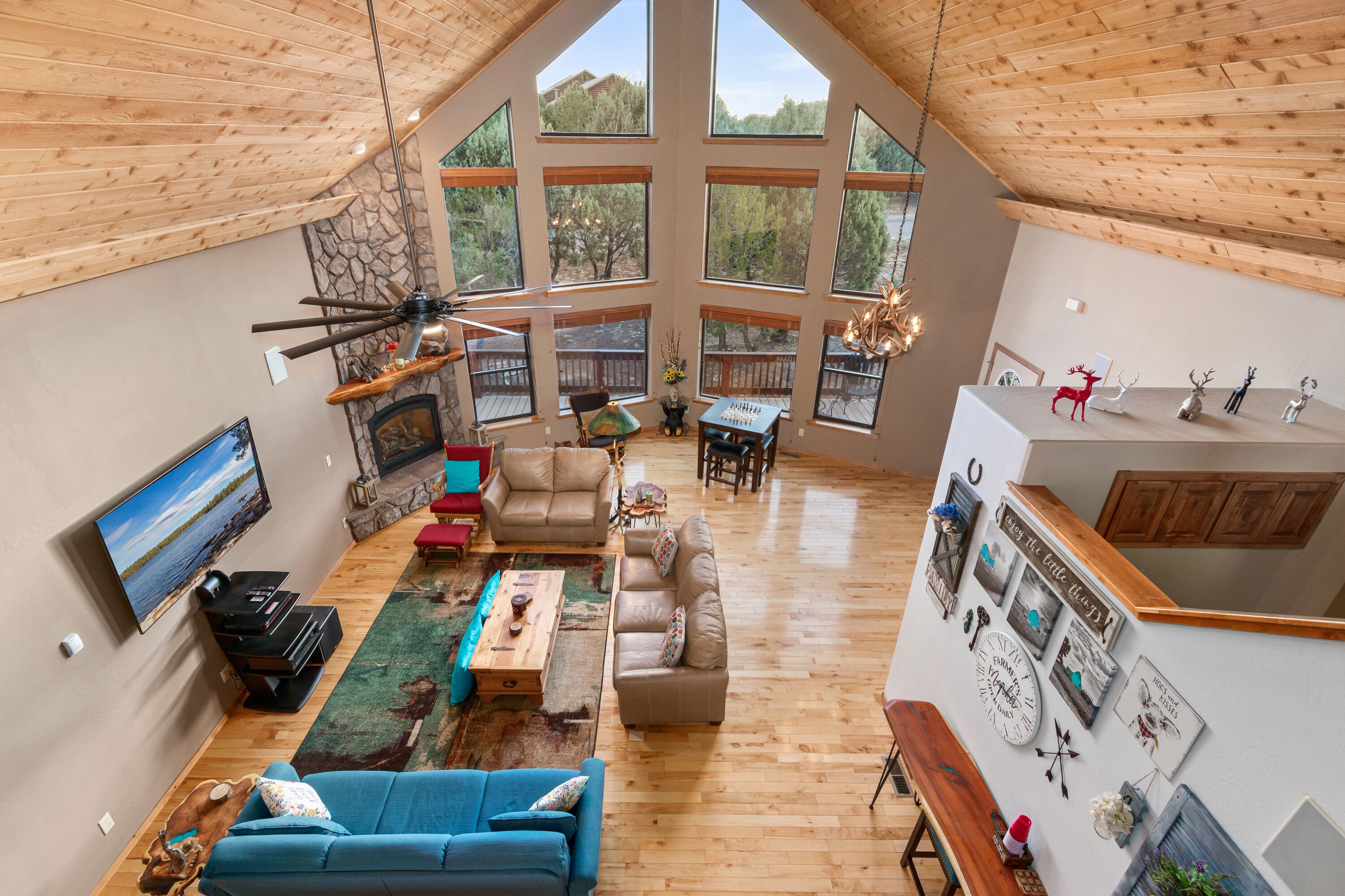 Smart-tv, eldstad, dvd-spelare och böcker