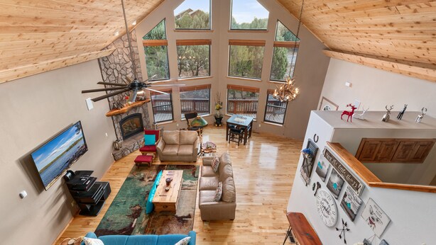 Een ruime loft met hoge plafonds, grote ramen, een open haard en diverse zithoeken.