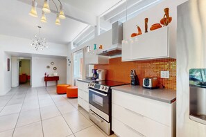 冰箱、微波炉、烤箱、炉灶