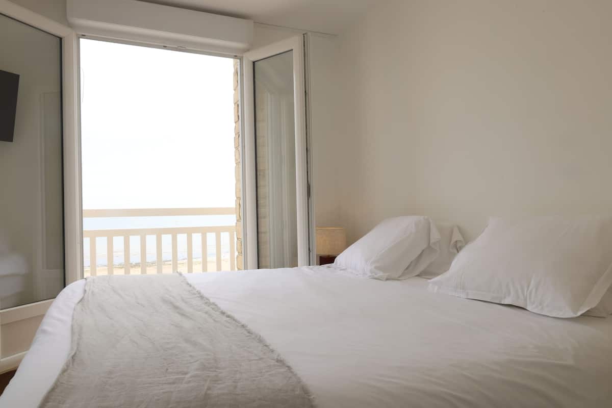 1 bedroom, premium bedding, desk, soundproofing