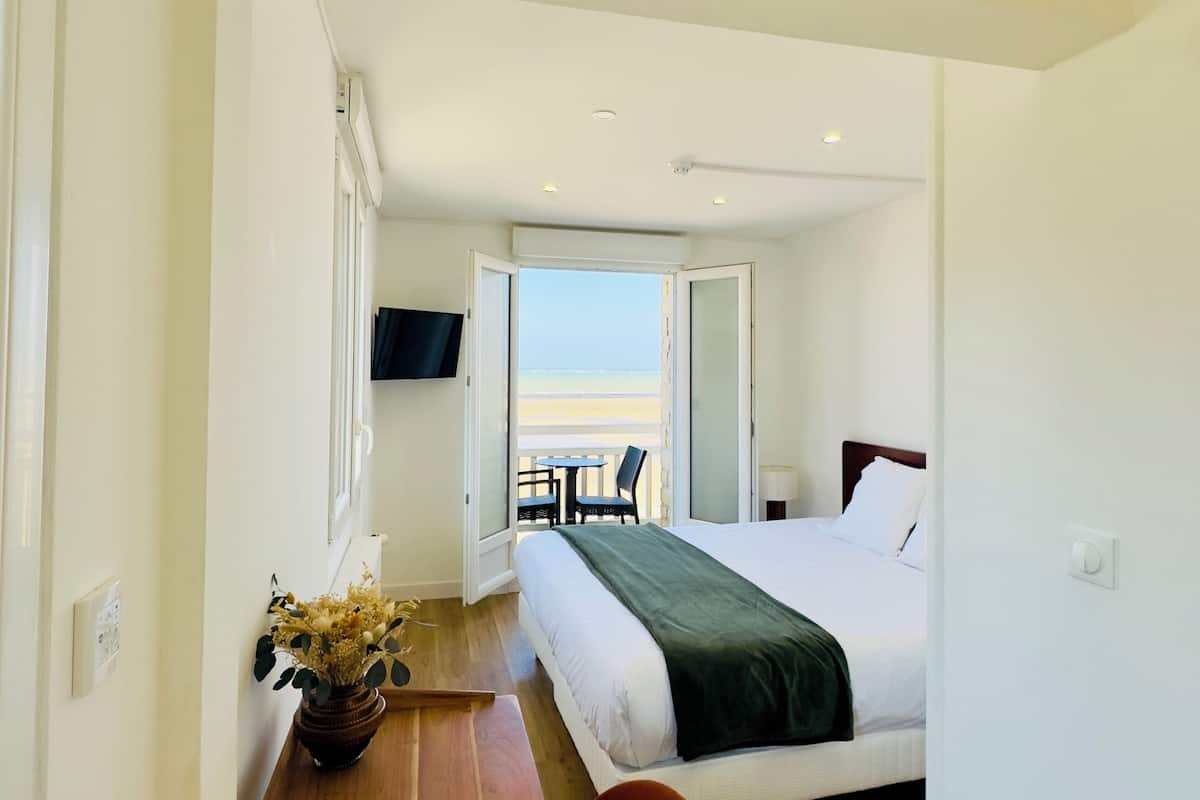 Premium bedding, desk, soundproofing, WiFi (free)