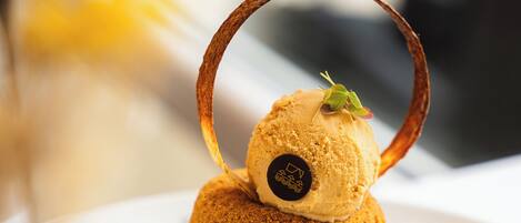 A dessert on a plate with a decorative metal ring.