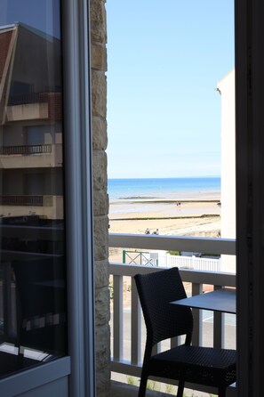 Chambre Double Confort, 1 grand lit, vue ville, en front de mer
