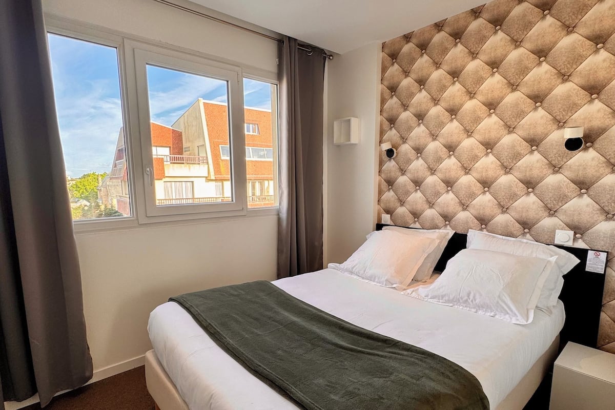 Familjerum - 1 dubbelsÀng med bÀddsoffa - utsikt mot staden - vid havet | SÀngtillbehör av högsta kvalitet, skrivbord och ljudisolering