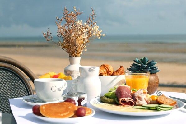 Desayuno continental diario (EUR 15 por persona)