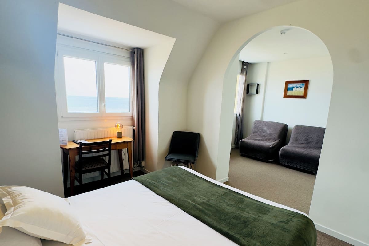 Ropa de cama de alta calidad, escritorio y sistema de insonorización