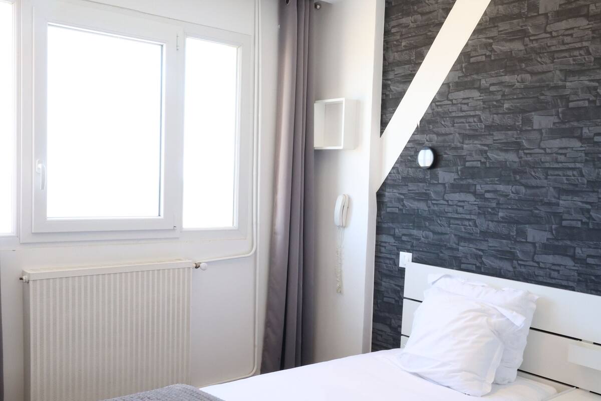 Premium bedding, desk, soundproofing, WiFi (free)