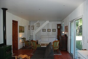 Télévision, livres, médiathèque, chaîne hi-fi