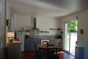 Réfrigérateur, micro-ondes, plaque de cuisson, lave-vaisselle