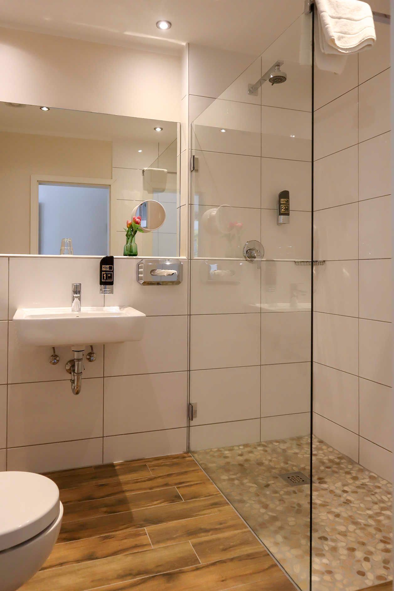 Regadera, toallas, jabón, papel de baño 