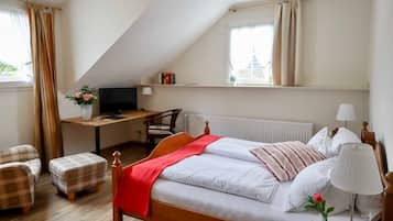 1 bedroom, desk, WiFi, bed sheets