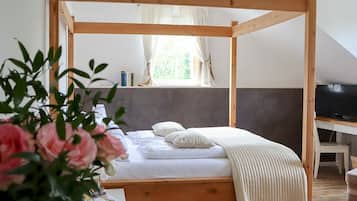 1 bedroom, desk, WiFi, bed sheets