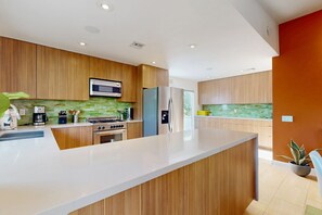 Refrigerador, microondas, horno y parrilla de estufa 