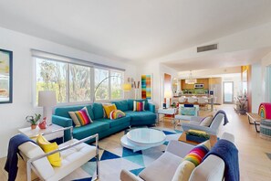 Televisión, chimenea y reproductor de DVD 