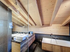 Bathroom - Luxurious Duplex Chalet Apartment with Stunning Mont Blanc View (Combloux)