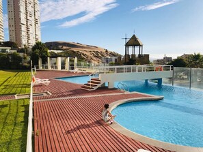Una piscina cubierta, una piscina al aire libre