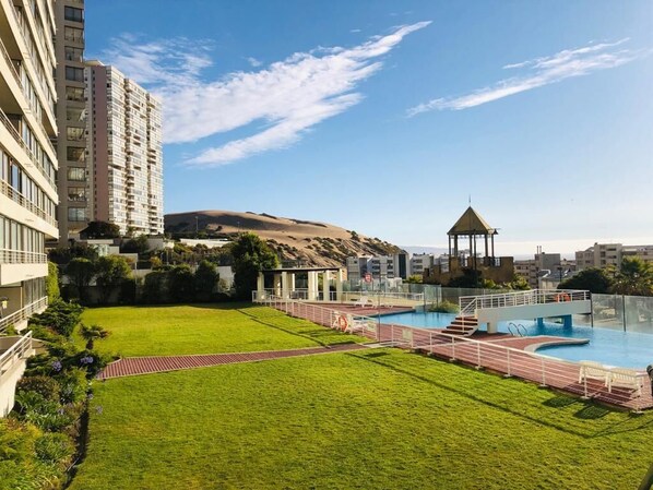 Una piscina cubierta, una piscina al aire libre