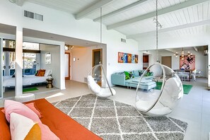 4 bedrooms, iron/ironing board, internet, bed sheets