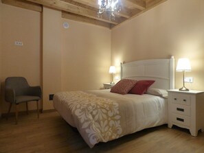 3 slaapkamers, een strijkplank/strijkijzer, gratis wifi, beddengoed