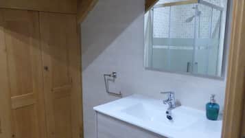 Een douche, een haardroger, handdoeken, zeep