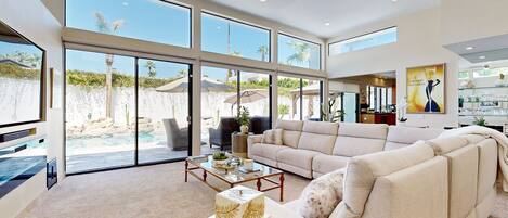 Fernseher, Kamin, DVD-Player, Bücher