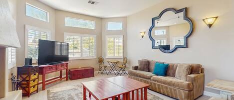 Fernseher, Kamin, DVD-Player