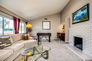 テレビ、暖炉、テーブルサッカー台、書庫