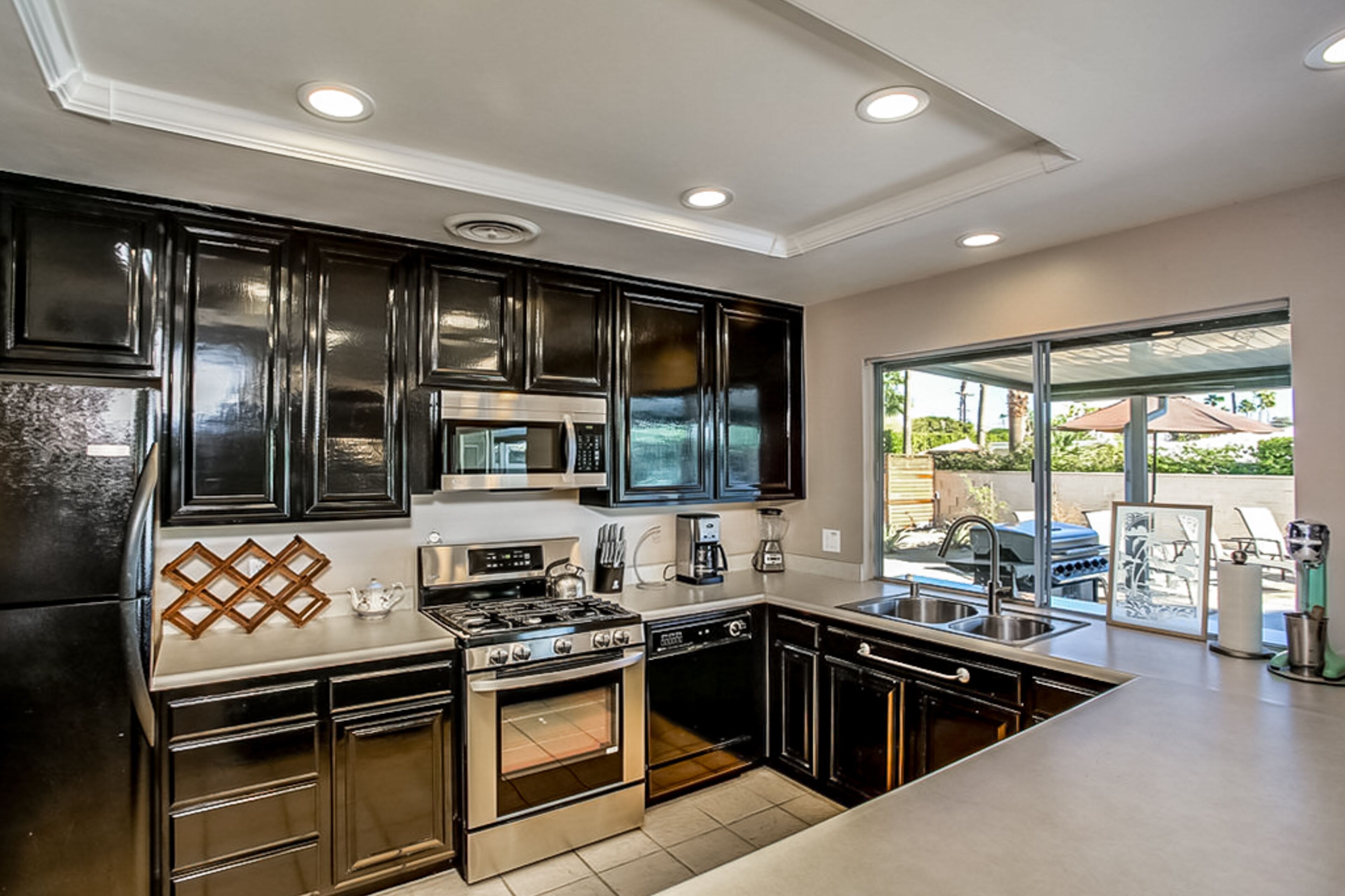 Kjøleskap, mikrobølgeovn, kokeplater og oppvaskmaskin