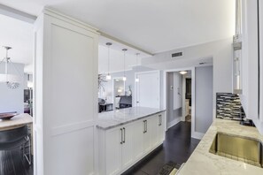 Interior - Wing Beachfront Condo | Pool, Gym & Tennis Courts (Marco Island)