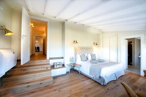 7 habitaciones, tabla de planchar con plancha y cuna de viaje